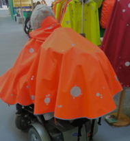 vetements-capes-de-pluie-cape-de-pluie-hirondelle-fluo-cape-de-pluie-adaptee-aux-fauteuils-roulants-electriques